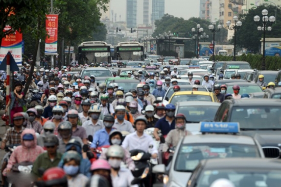 1 km cõng 40 tòa chung cư cao tầng, đường Lê Văn Lương đang ngộp thở (Kỳ 1) - Ảnh 3.