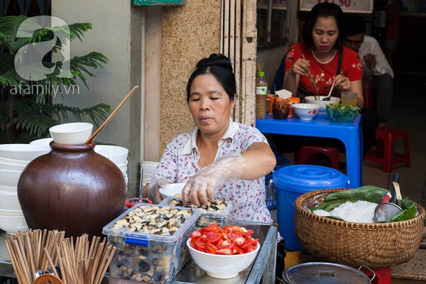 Cuối tuần ở quán bún 3 thập kỷ của người phụ nữ Hưng Yên rủ cả làng ra thủ đô bán bún ốc - Ảnh 3.