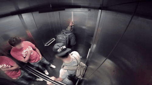 14 kẻ rảnh rỗi chui tận vào thang máy để trêu chọc người khác - Ảnh 3.