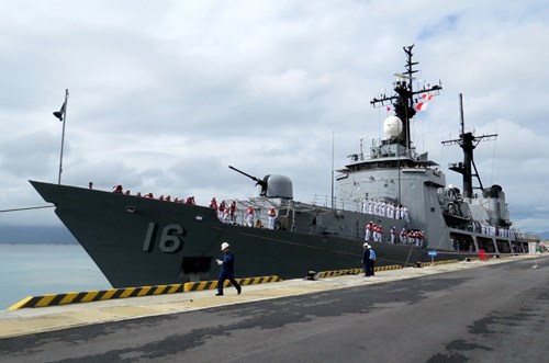 Cận cảnh tàu chiến Philippines thăm Cam Ranh - Ảnh 3.