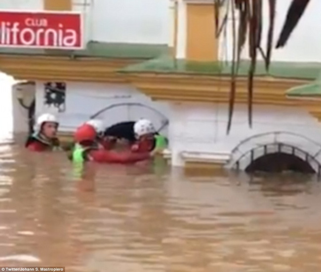 Chùm ảnh: Trận lụt khủng khiếp nhất suốt 27 năm qua ở Tây Ban Nha - Ảnh 3.