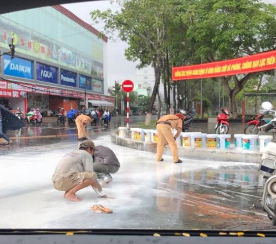 Hành động lạ của CSGT giữa trời mưa tầm tã khiến nhiều người suy ngẫm - Ảnh 5.