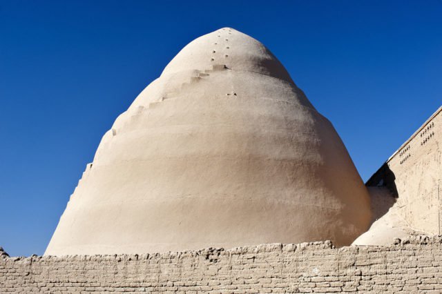 Nằm giữa sa mạc nóng cháy, đây chính là chiếc tủ lạnh 2.400 năm tuổi có thể giữ được cả băng đá - Ảnh 3.
