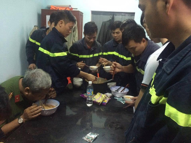 Bức ảnh lay động mùa lũ: Các chiến sĩ PCCC tranh thủ ăn mì tôm lấy sức cứu trợ đồng bào miền Trung - Ảnh 2.
