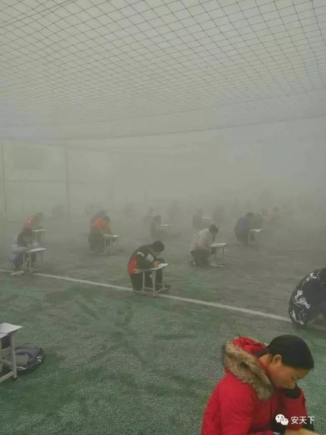 Trung Quốc: Ô nhiễm không khí tới nỗi học sinh ngồi thi ngoài sân trường khỏi cần giám thị - Ảnh 3.