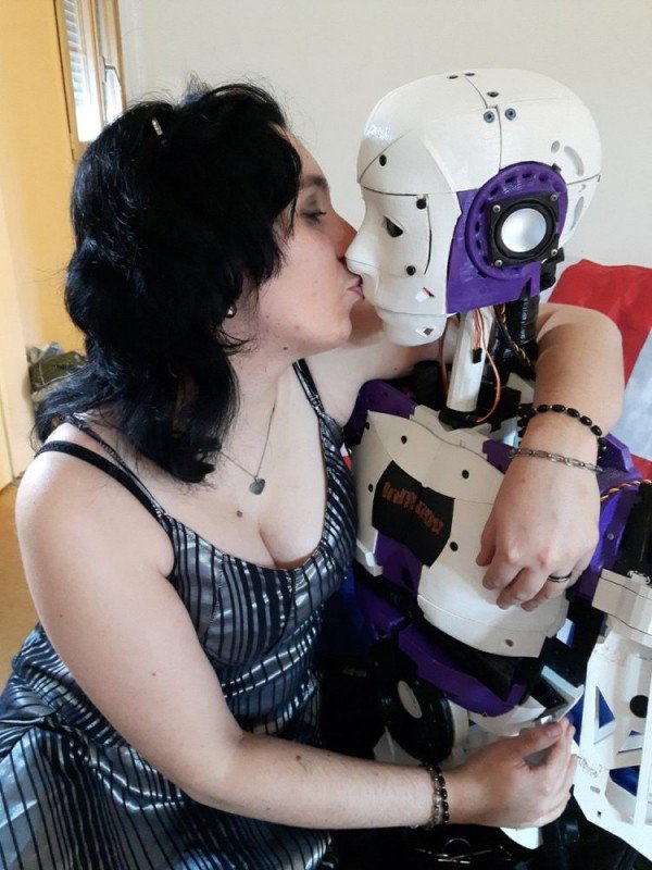 Mất niềm tin vào đàn ông, cô gái chọn yêu robot cho an toàn - Ảnh 3.
