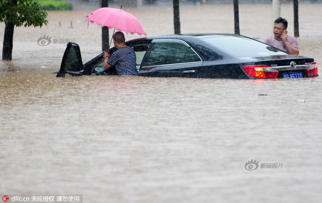 Chùm ảnh: Cảnh tượng lụt lội khủng khiếp ở Trung Quốc - Ảnh 20.