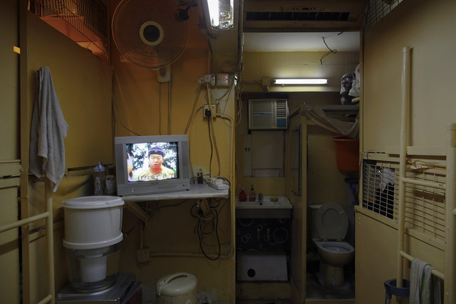 24 bức ảnh cho thấy cuộc sống không tưởng tại những căn hộ chật chội nhất thế giới - Ảnh 20.