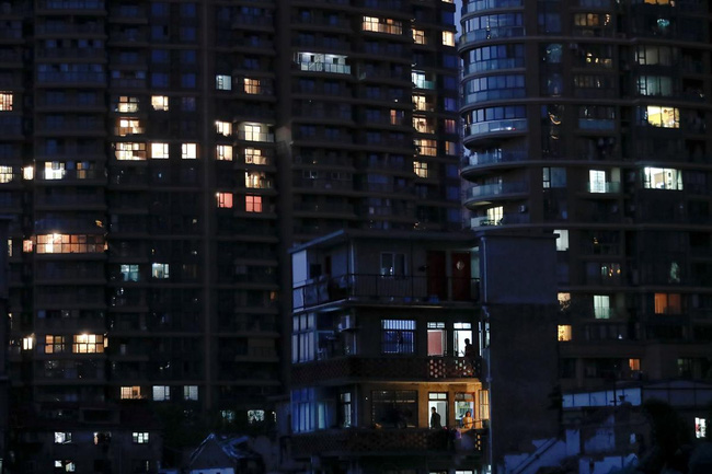 Chùm ảnh: Cuộc sống nghèo khổ phía sau những tòa nhà chọc trời và cuộc sống xa hoa ở Thượng Hải - Ảnh 20.