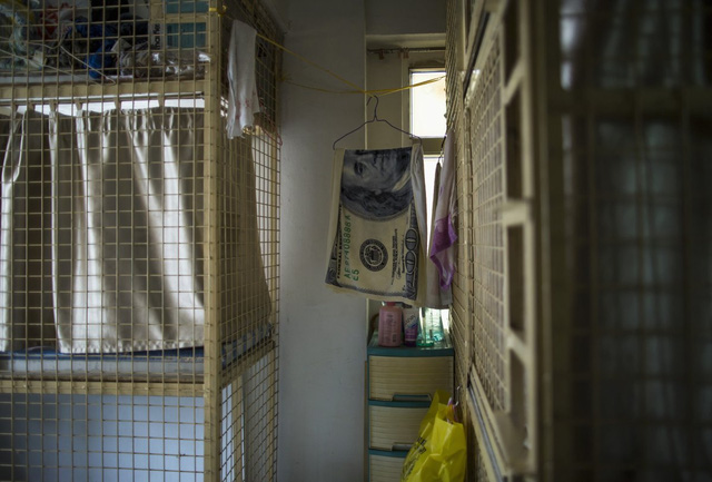 24 bức ảnh cho thấy cuộc sống không tưởng tại những căn hộ chật chội nhất thế giới - Ảnh 21.
