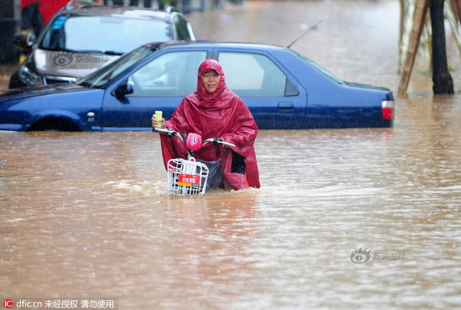 Chùm ảnh: Cảnh tượng lụt lội khủng khiếp ở Trung Quốc - Ảnh 22.
