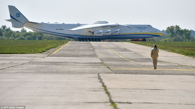 Hàng chục nghìn người tập trung xem cảnh chiếc máy bay lớn nhất thế giới hạ cánh - Ảnh 23.