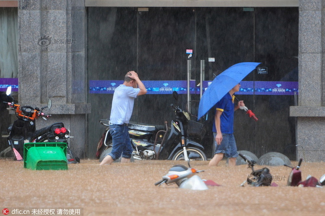 Chùm ảnh: Cảnh tượng lụt lội khủng khiếp ở Trung Quốc - Ảnh 23.