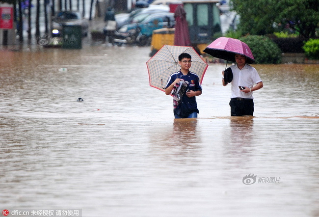 Chùm ảnh: Cảnh tượng lụt lội khủng khiếp ở Trung Quốc - Ảnh 24.