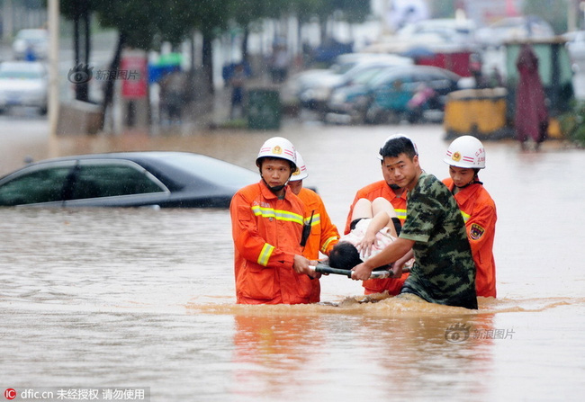 Chùm ảnh: Cảnh tượng lụt lội khủng khiếp ở Trung Quốc - Ảnh 25.