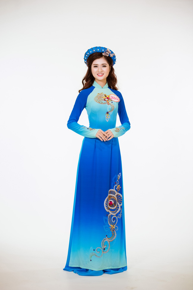 Dàn thí sinh Hoa hậu Việt Nam khoe dáng với áo dài - Ảnh 24.
