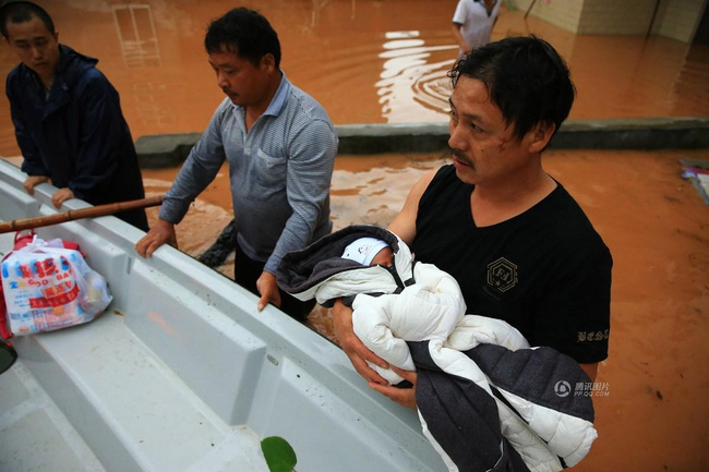 Chùm ảnh: Cảnh tượng lụt lội khủng khiếp ở Trung Quốc - Ảnh 29.