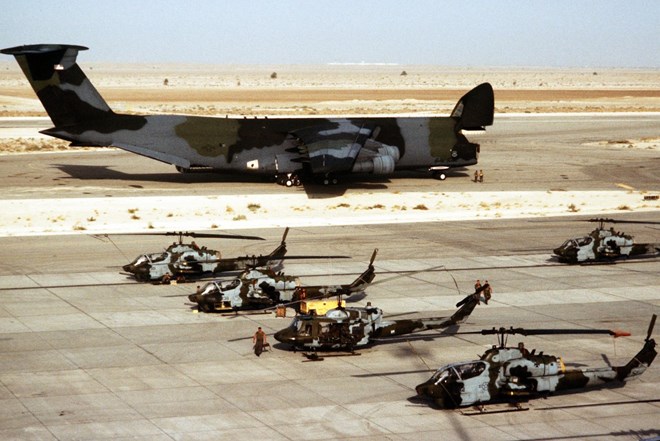 Cận cảnh máy bay vận tải quân sự khổng lồ của Không quân Mỹ - Ảnh 3.