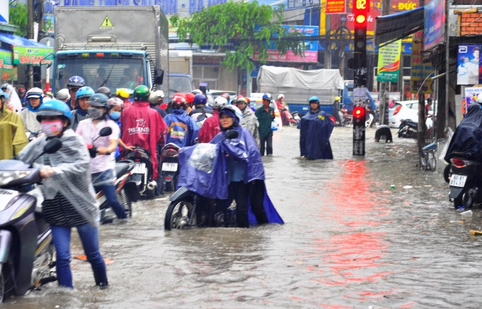 Biên Hòa trong biển nước, dân bì bõm về nhà - Ảnh 2.