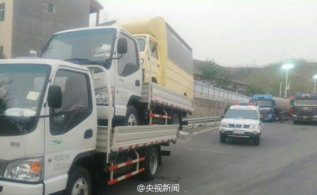 Trung Quốc: Tài xế cùng lúc lái 3 xe tải ngông nghênh di chuyển trên đường - Ảnh 3.