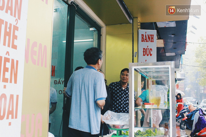 Quá trưa, khách vẫn kiên nhẫn đội mưa chờ ăn hàng bún chả Hương Liên - Ảnh 2.