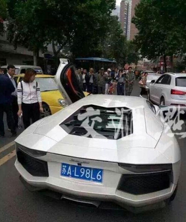 Đã rách còn nát: Taxi va chạm siêu xe Lamborghini 23,5 tỷ - Ảnh 4.