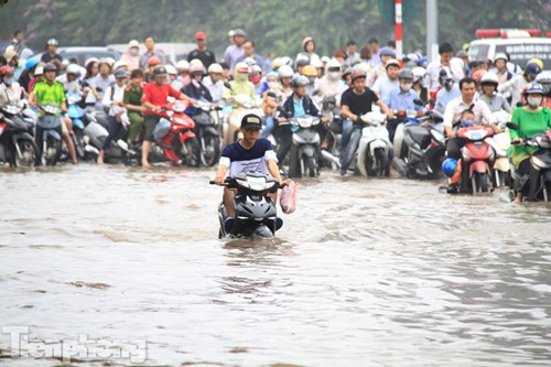 Hà Nội: Cõng mẹ, dìu cha lội nước vào bệnh viện - Ảnh 2.