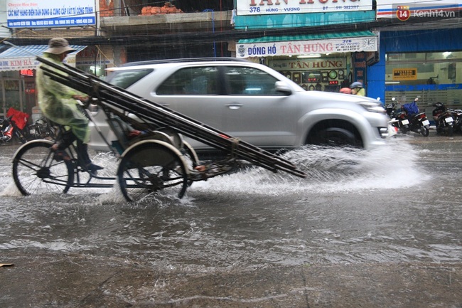 Sau Hà Nội, đến lượt người dân Đà Nẵng dắt xe bì bõm trong dòng nước ngập sau mưa - Ảnh 2.