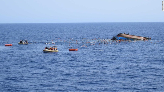Cận cảnh tàu chở gần 600 người lật úp trên Địa Trung Hải - Ảnh 3.