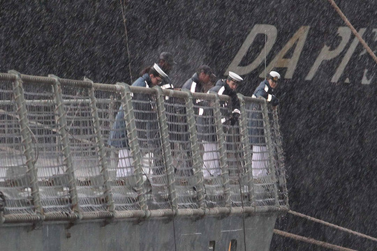 Tàu hải quân Úc đội mưa gió đến TP HCM - Ảnh 3.