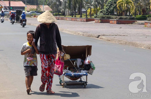 Không có hè, cũng chẳng có Tết thiếu nhi, những đứa trẻ này vẫn hồn nhiên mưu sinh giữa dòng đời - Ảnh 3.