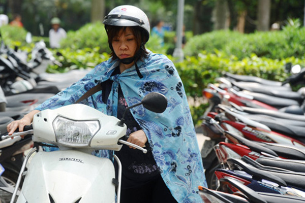 Trăm kiểu chống nắng bá đạo của người Hà Nội những ngày nóng như đổ lửa - Ảnh 3.