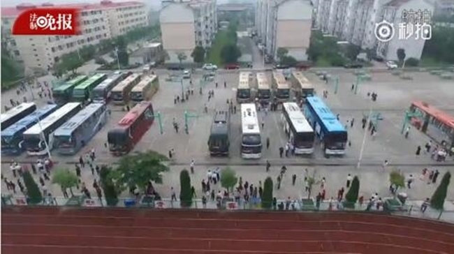 Choáng trước cảnh tượng hàng chục ngàn phụ huynh Trung Quốc tiễn con lên đường đi thi Đại học - Ảnh 3.