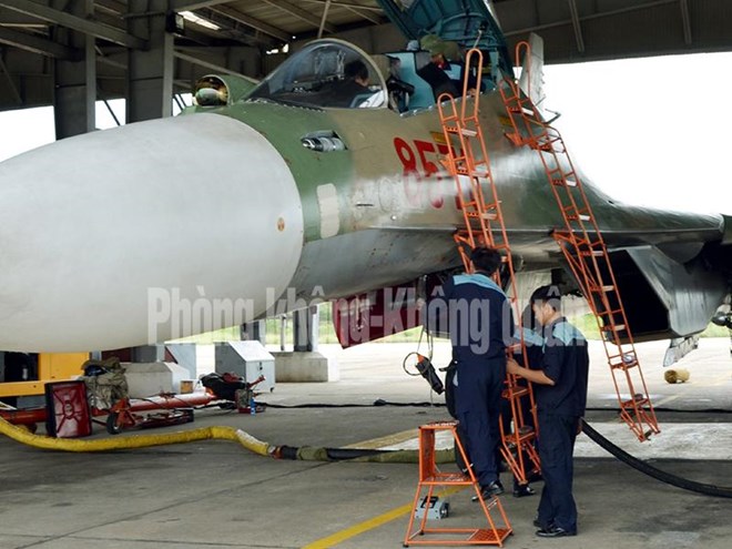 Công tác bảo đảm kỹ thuật cho tiêm kích Su-30MK2 trước giờ cất cánh - Ảnh 3.