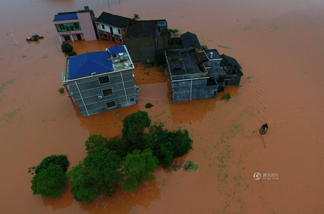 Chùm ảnh: Cảnh tượng lụt lội khủng khiếp ở Trung Quốc - Ảnh 3.