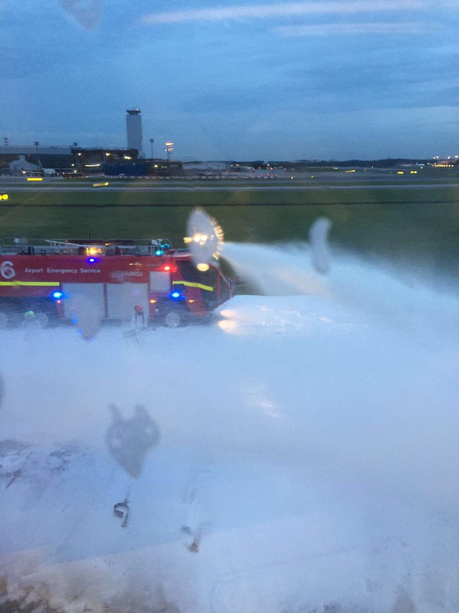 Máy bay Singapore bốc cháy ngùn ngụt khi hạ cánh khẩn cấp ở sân bay Changi - Ảnh 4.