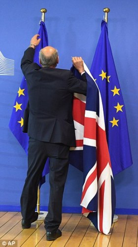 Lãnh đạo Brexit bị bẽ mặt trước Nghị viện châu Âu - Ảnh 3.