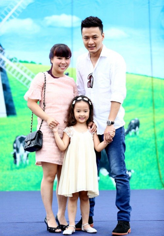 Tình trạng tốt đẹp của gia đình Hồng Đăng: Gia đình Hồng Đăng là một trong những gia đình mạnh mẽ nhất của showbiz Việt. Hãy xem hình ảnh để cảm nhận được sự đoàn kết, niềm tin và tình yêu chan chứa trong mỗi khoảnh khắc của họ.