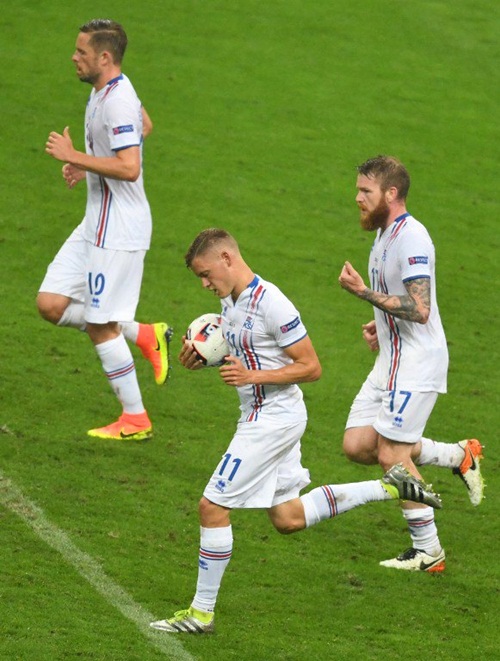 Iceland rời EURO 2016: Những người chiến thắng vĩnh cửu kiêu hãnh trở về nhà - Ảnh 3.