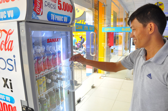 Thú vị tủ bán nước ngọt không người thu tiền ở Sài Gòn - Ảnh 1.