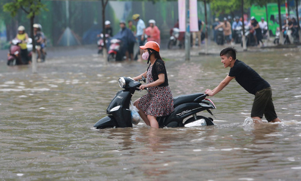 Cũng phải có một mùa lụt lội để đàn ông còn được ga lăng như thế này - Ảnh 3.