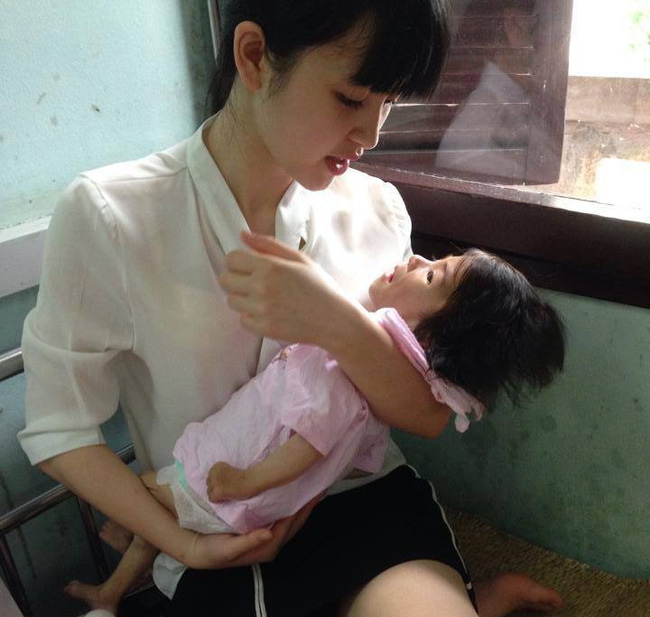 Cảm động chuyện 9X Lào Cai chăm sóc bé 14 tháng tuổi nặng 3,5kg như con ruột - Ảnh 3.