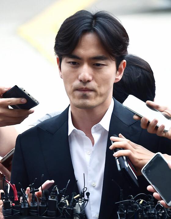 Bị tố cáo cưỡng dâm, Lee Jin Wook vẫn nở nụ cười khi xuất hiện tại đồn cảnh sát - Ảnh 3.