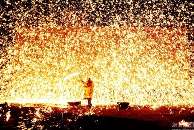 [Photo] Mãn nhãn với màn múa lửa cùng thép nóng nghìn độ - Ảnh 3.
