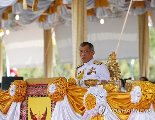 Đây chính là hình ảnh người thừa kế Hoàng gia Thái Lan trong lần ra nước ngoài gần đây - Ảnh 3.
