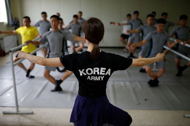 Để xả stress, binh lính Hàn Quốc rủ nhau đi múa ballet - Ảnh 3.