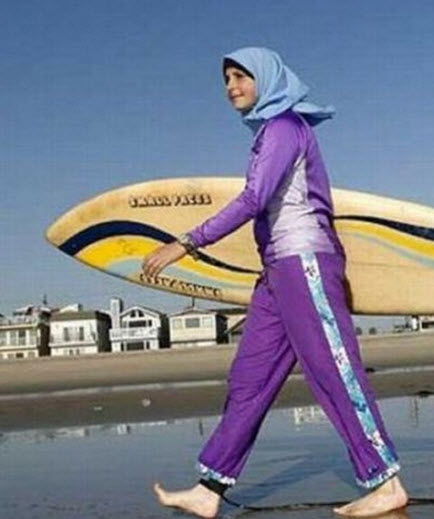 Mặc kín mít hàng ngày, phụ nữ Hồi giáo diện Burkini đi bơi - Ảnh 3.