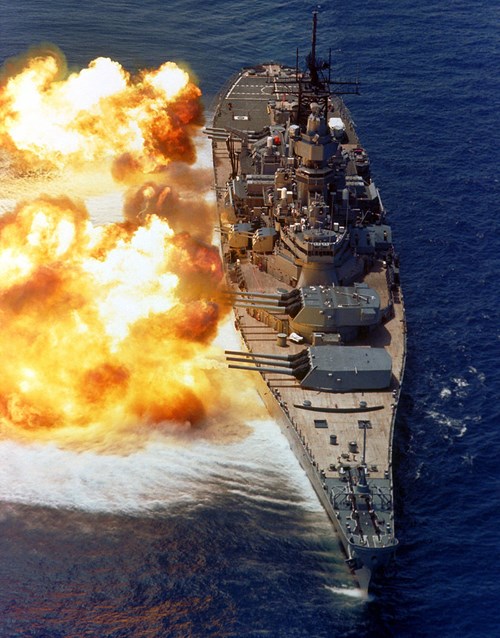 Cuộc đối đầu giả tưởng giữa tàu chiến Nga - Mỹ - Ảnh 2.