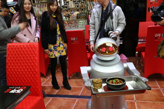 Bồi bàn, đầu bếp Trung Quốc thất nghiệp vì robot - Ảnh 2.