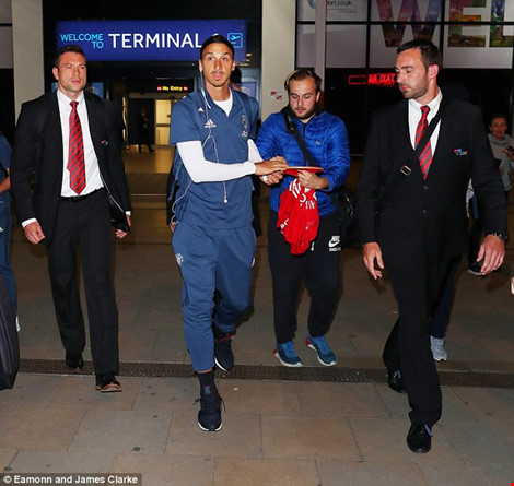 Lý do Ibrahimovic đưa gia đình rời khỏi khách sạn 5 sao - Ảnh 2.